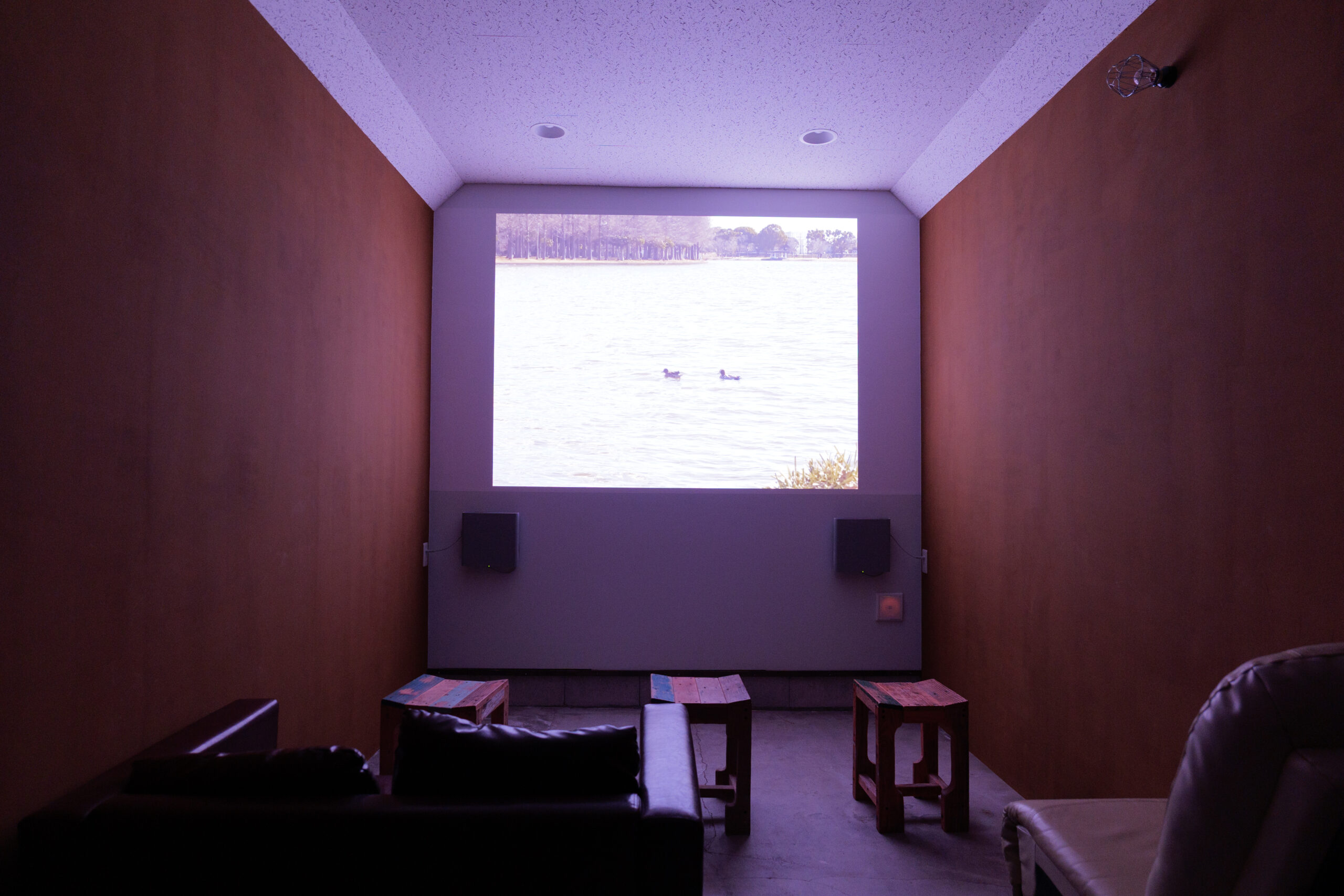 少人数での映画鑑賞会やイベントに利用できる山国きのたんくのシアタールーム内観